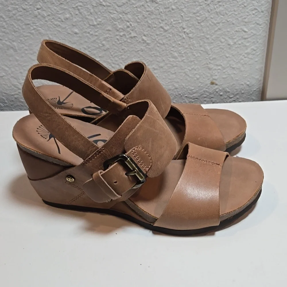 OTBT Overnight Women's Tan Leather Upper Wedge Sandals Size 7.5